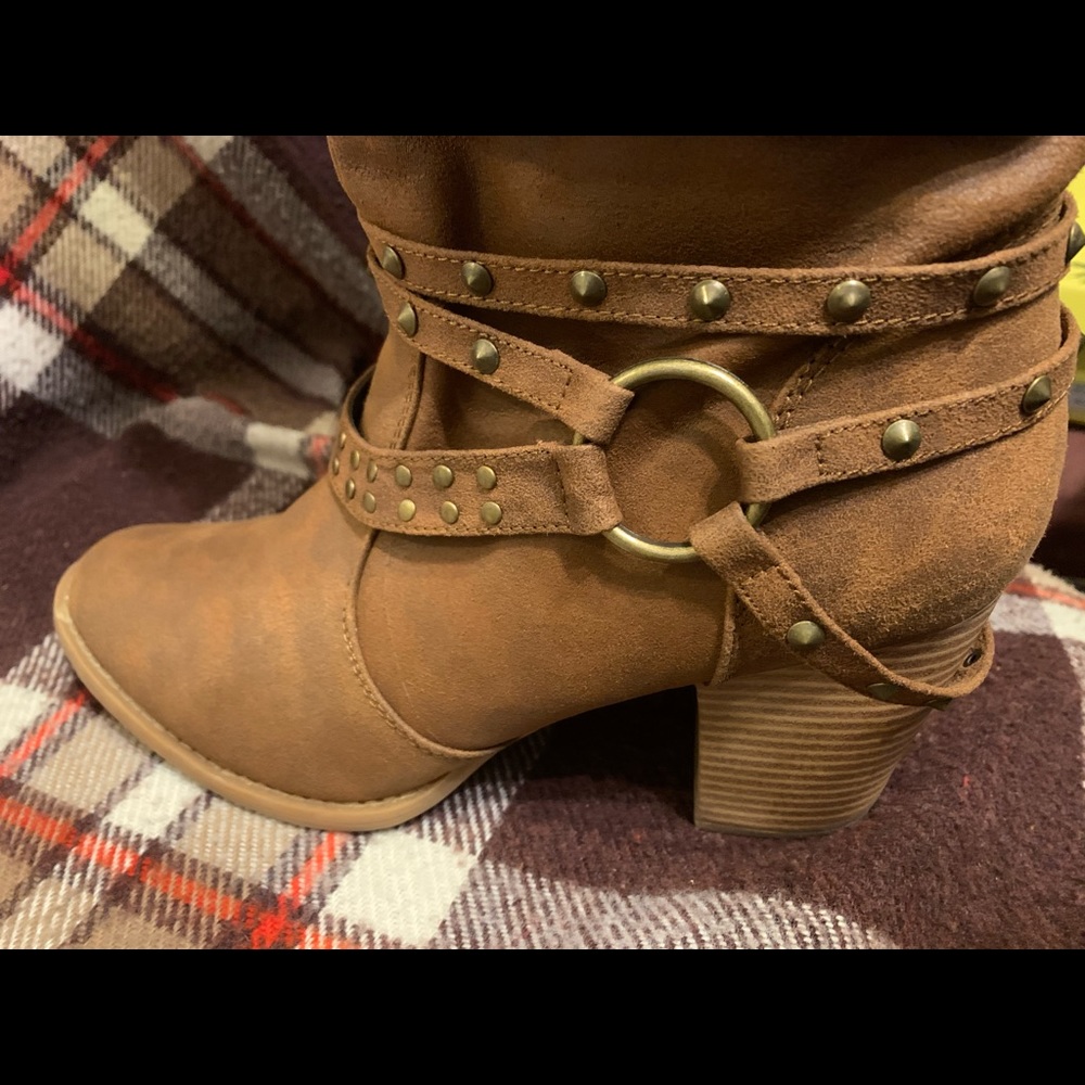 Woman’s design detail boot